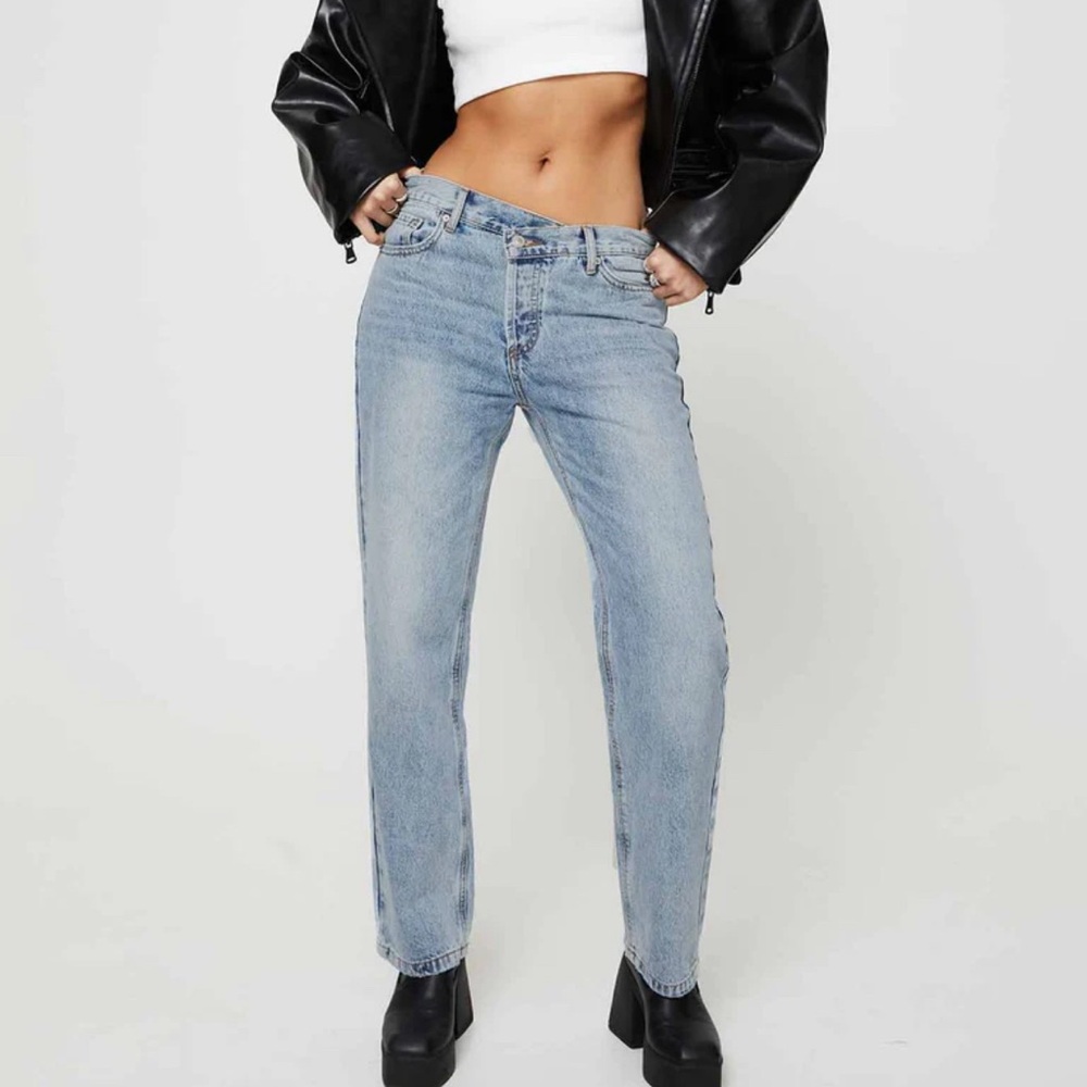HOLLY ASYMMETRIC STRAIGHT LEG JEAN LIGHT WASH DENIM LOWER IMPACT